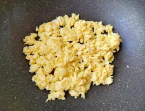 土鸡蛋打散，炒锅内倒适量的食用油烧热，倒入蛋液快速划炒定型盛出备用。