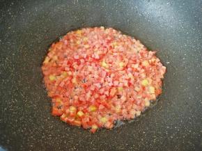 炒锅内继续倒入食用油烧热，下入火腿肠和胡萝卜翻炒均匀。