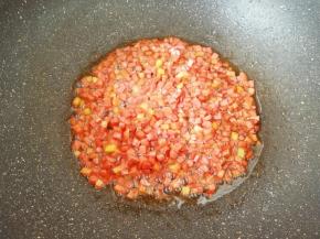 加入酱油翻炒一分钟左右。