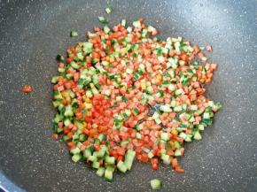 下入黄瓜丁翻炒均匀。