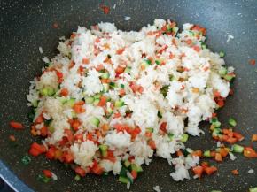 加入米饭翻炒均匀。