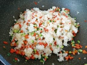 加入米饭翻炒均匀。