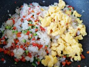 加入炒好的鸡蛋翻炒均匀。