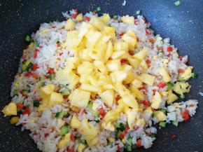 最后下入菠萝块翻炒均匀。