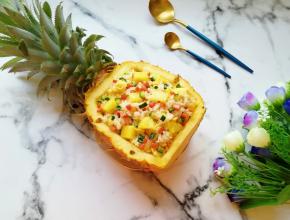 将炒好的米饭盛在菠萝碗里。