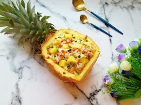 将炒好的米饭盛在菠萝碗里。