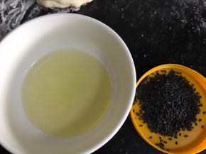 备好玉米油和黑芝麻