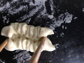 再用筷子把两头向中间夹一下