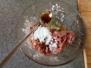 葱姜切碎，连同蛋清，生抽，蚝油，淀粉，色拉油，盐一起放入肉馅中，勺子大小如图，韩式勺子