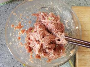 用筷子使劲搅拌，多搅拌一会，肉会出胶上劲，这样出来的丸子会比较弹