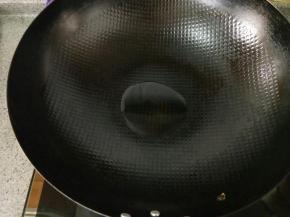 锅中放一丢丢油