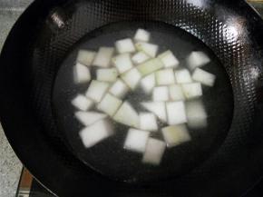 下冬瓜翻炒然后加适量水盖盖子炖煮