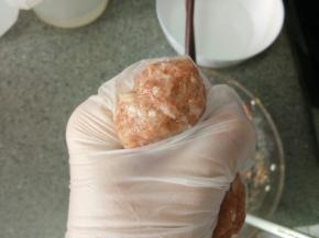 戴上一次性手套挤丸子，挤出来用勺子挖到锅里就行