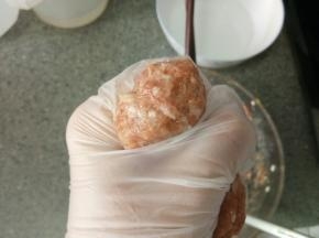 戴上一次性手套挤丸子，挤出来用勺子挖到锅里就行