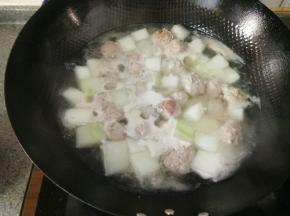 汤开后把丸子挨个挤入锅里
