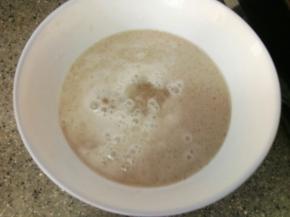 把浮沫耐心撇出来，这样汤才会清亮鲜美