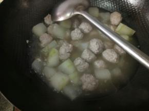 煮到冬瓜变透明色，丸子浮上来就好了，可以滴几滴芝麻油提味