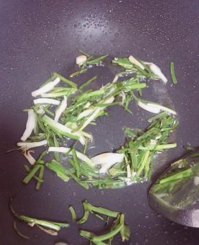 锅里放适量的油烧热把聪放入开始炒