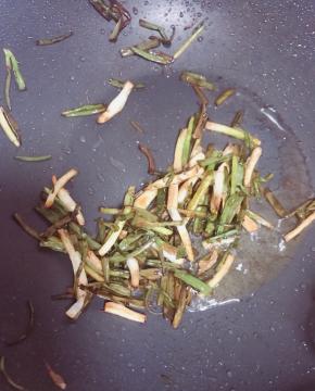 炒至发黄变色立刻关火