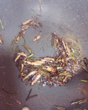 马上倒入生抽老抽，用余温把酱油熬一下，这一步喜欢吃甜的可以加适量的糖，不喜欢可不加