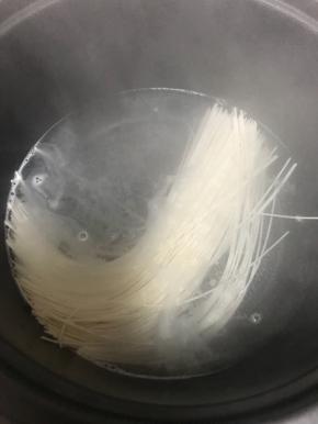 面条下锅煮熟