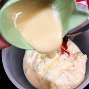 淡奶油打发至六成，加入炼奶