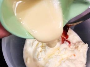 淡奶油打发至六成，加入炼奶