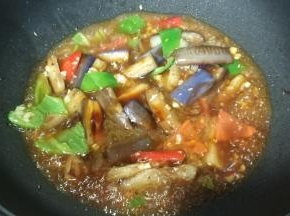 倒入茄子加入混酱炒均匀