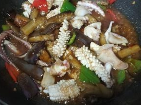 放入鲜鱿鱼炒均匀大火收汁