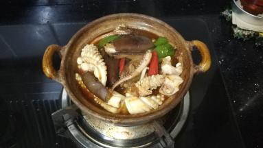 将茄子等倒入烧热的砂锅里盖上盖子焖3分钟即可