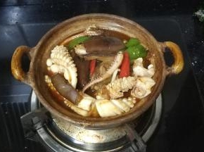 将茄子等倒入烧热的砂锅里盖上盖子焖3分钟即可