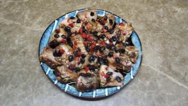 将鸡翅平铺入碟子里，再洒上红椒粒