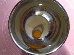 蛋液、牛奶、玉米油倒入盆中