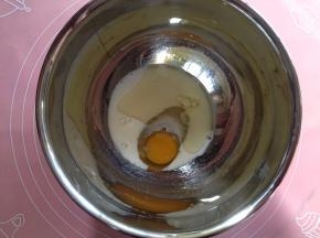 蛋液、牛奶、玉米油倒入盆中