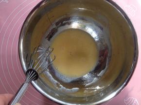 用手动蛋抽搅打至乳化均匀