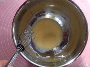 用手动蛋抽搅打至乳化均匀