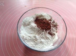 香草饼干粉、巧克力粉混合过筛