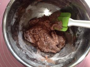 用橡皮刮刀翻拌均匀