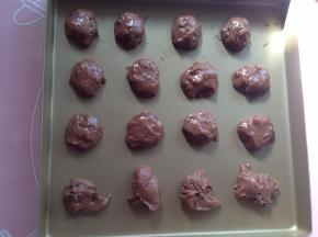 用勺子挖取15克左右的面糊排入烤盘，用勺子背把面糊轻轻压平、整形