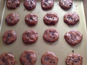 表面用巧克力豆做装饰，海氏B33烤箱170度预热