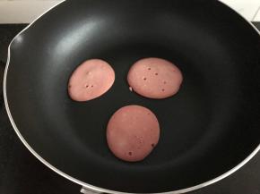 等到面糊表面冒很多小泡泡，就可以翻面了~