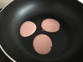 热不粘锅，不放一滴油。舀入一勺面糊。