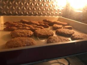 将冷藏好的面团揉成一个个小圆饼。