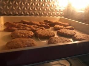 将冷藏好的面团揉成一个个小圆饼。