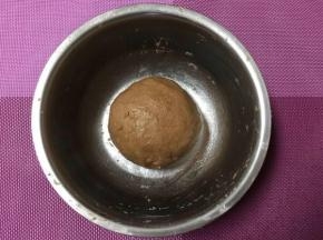 筛入低粉姜粉及果仁碎，翻拌均匀或戴上一次性手套抓匀，做好了面团冷藏10分钟以上定型，天气冷了就可以省略此步。