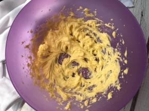 分次加入鸡蛋液打至融合即可。