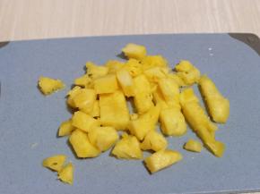 盐水泡好的菠萝之后再切丁，不要太大。