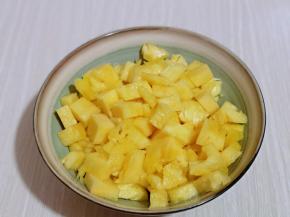 切好的菠萝丁放入大口器具中。