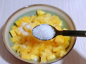 撒上白砂糖，腌制2小时。(天热的话，记得放入冰箱)