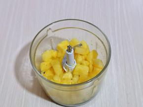 腌制好的菠萝放入绞肉机中。